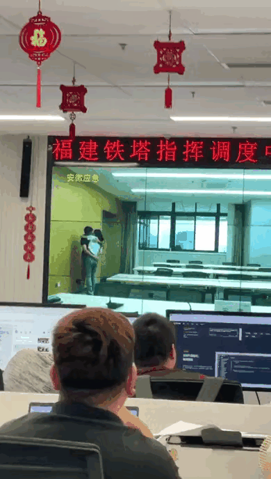 辣眼睛！福建铁塔指挥中心大屏惊现不雅视频女主角身材。