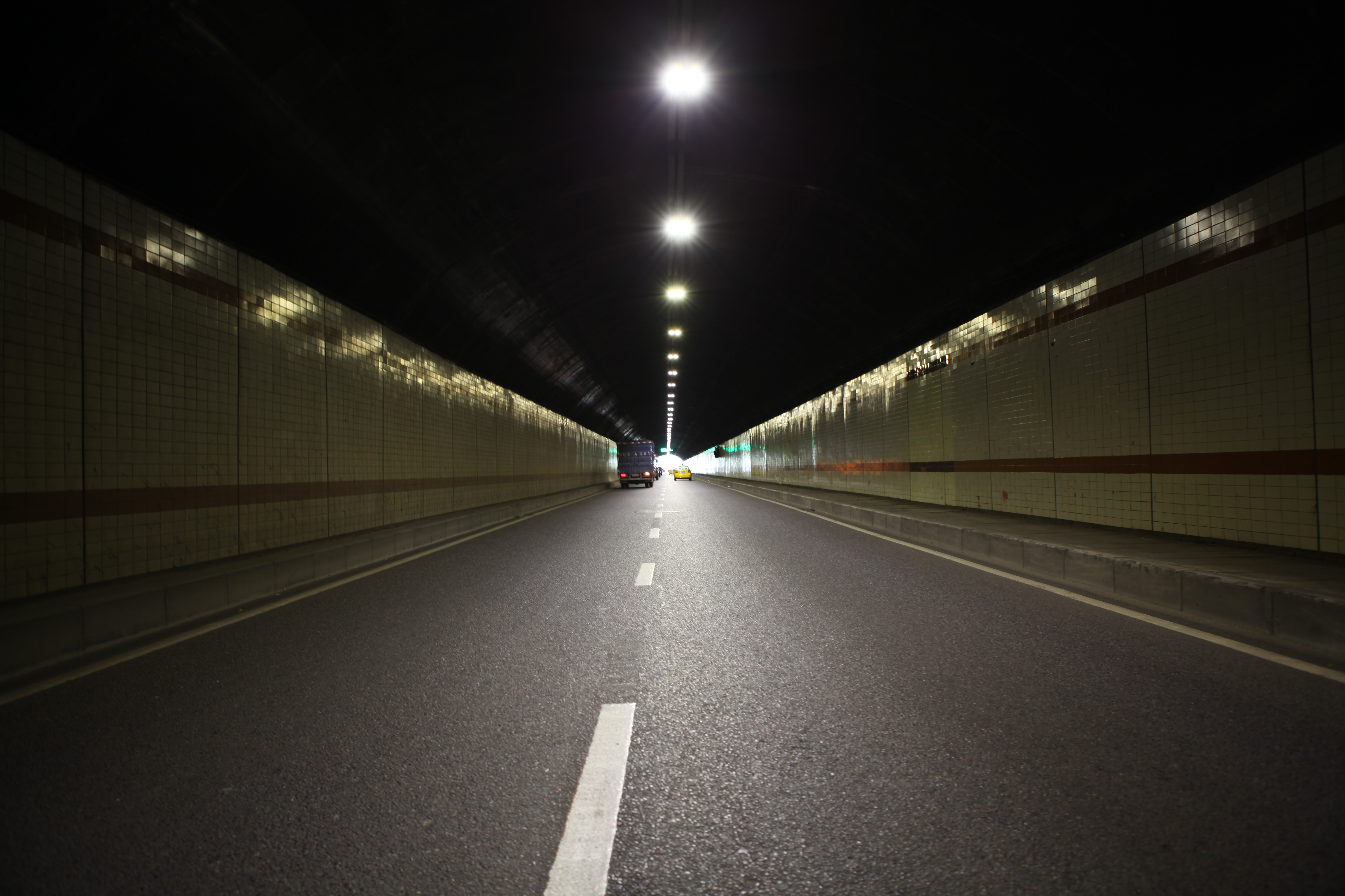 兰合铁路最长高风险隧道左线顺利贯通