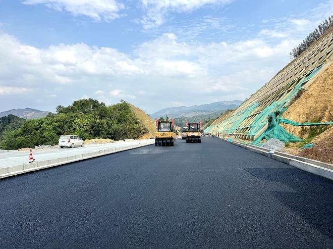 荣誉资质广西苍昭高速公路项目完成沥青试验段摊铺