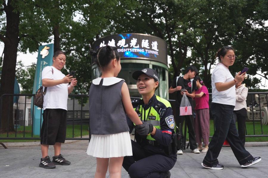 走近上海“网红警察”：流量漩涡中他们的坚守与抉择